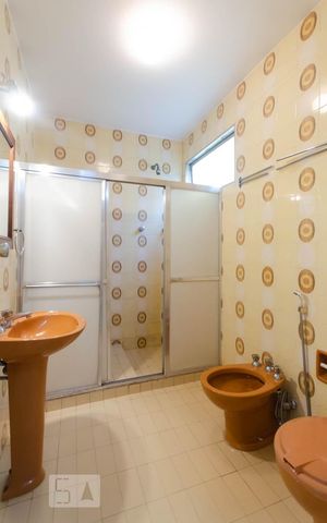 Casa à venda com 312m², 4 quartos e 2 vagasBanheiro social no segundo pavimento