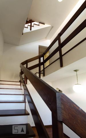 Casa à venda com 312m², 4 quartos e 2 vagasEscada de acesso ao segundo pavimento