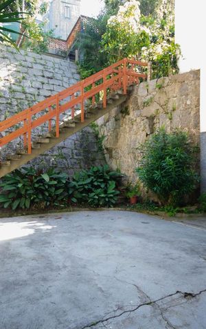 Casa à venda com 312m², 4 quartos e 2 vagasescada externa de acesso ao segundo pavimento