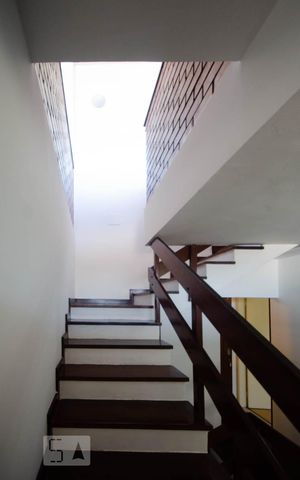 Casa à venda com 312m², 4 quartos e 2 vagasEscada de acesso ao terceiro pavimento