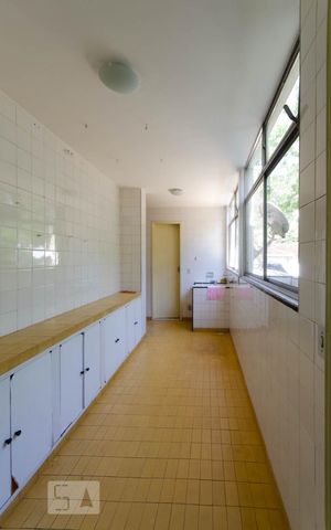 Casa à venda com 312m², 4 quartos e 2 vagasÁrea de serviço no terceiro pavimento