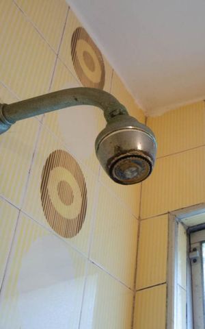 Casa à venda com 312m², 4 quartos e 2 vagasDetalhe chuveiro no Banheiro social no segundo pavimento