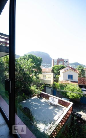 Casa à venda com 312m², 4 quartos e 2 vagasVista externa da janela do quarto 3