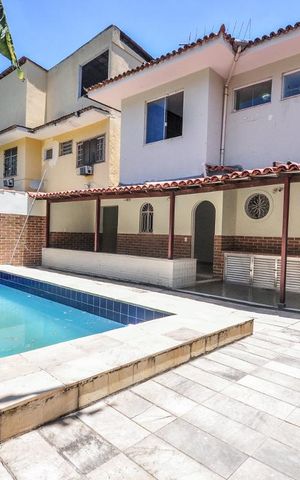 Casa de condomínio à venda com 256m², 3 quartos e 3 vagas Casa de condomínio à venda com 256m², 3 quartos e 3 vagasPiscina e Fachada