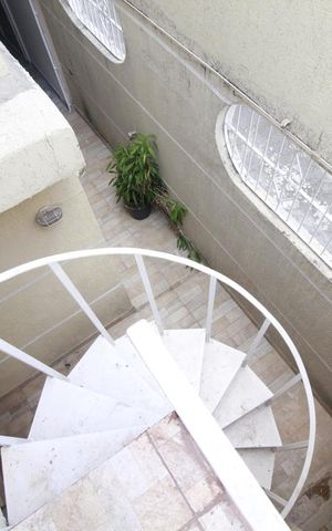 Casa à venda com 230m², 3 quartos e 2 vagasEscadas