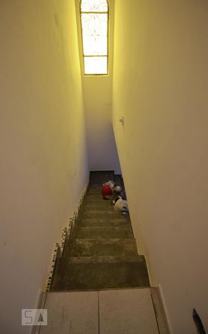 Casa à venda com 230m², 3 quartos e 2 vagasEscadas