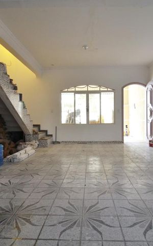 Casa à venda com 230m², 3 quartos e 2 vagasSala