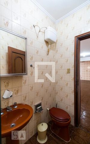 Casa à venda com 450m², 3 quartos e 6 vagas Casa à venda com 450m², 3 quartos e 6 vagasBanheiro de Serviço