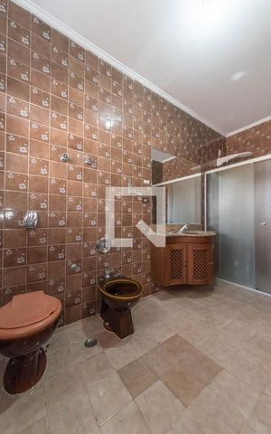 Casa à venda com 450m², 3 quartos e 6 vagas Casa à venda com 450m², 3 quartos e 6 vagasBanheiro da Suíte 1