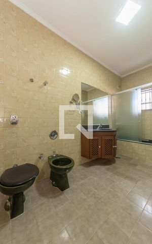 Casa à venda com 450m², 3 quartos e 6 vagas Casa à venda com 450m², 3 quartos e 6 vagasBanheiro da Suíte 2