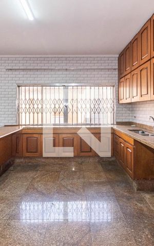 Casa à venda com 450m², 3 quartos e 6 vagas Casa à venda com 450m², 3 quartos e 6 vagasCozinha