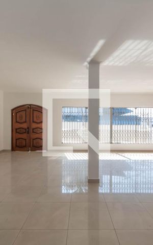 Casa à venda com 450m², 3 quartos e 6 vagas Casa à venda com 450m², 3 quartos e 6 vagasSala