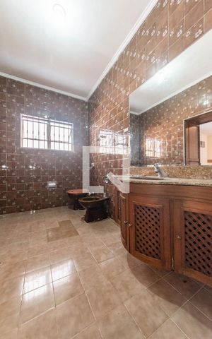 Casa à venda com 450m², 3 quartos e 6 vagas Casa à venda com 450m², 3 quartos e 6 vagasBanheiro da Suíte 1