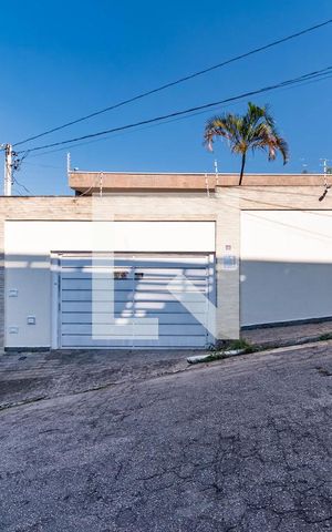 Casa à venda com 450m², 3 quartos e 6 vagas Casa à venda com 450m², 3 quartos e 6 vagasFachada