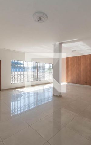 Casa à venda com 450m², 3 quartos e 6 vagas Casa à venda com 450m², 3 quartos e 6 vagasSala