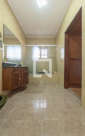 Casa à venda com 450m², 3 quartos e 6 vagas Casa à venda com 450m², 3 quartos e 6 vagasBanheiro da Suíte 2