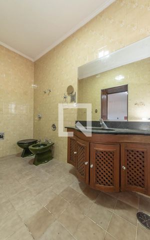 Casa à venda com 450m², 3 quartos e 6 vagas Casa à venda com 450m², 3 quartos e 6 vagasBanheiro da Suíte 2