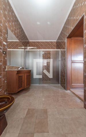 Casa à venda com 450m², 3 quartos e 6 vagas Casa à venda com 450m², 3 quartos e 6 vagasBanheiro da Suíte 1
