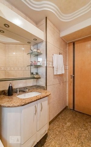 Apartamento à venda com 300m², 4 quartos e 4 vagas Apartamento à venda com 300m², 4 quartos e 4 vagasBanheiro da Suíte 2