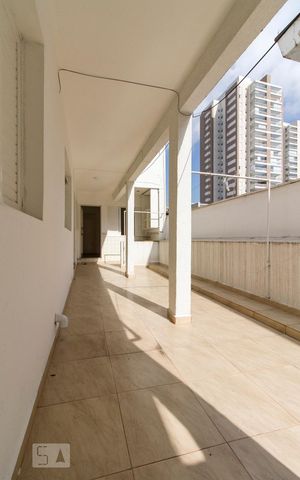 Casa para alugar com 100m², 2 quartos e sem vagaQuintal da Frente e Fachada 