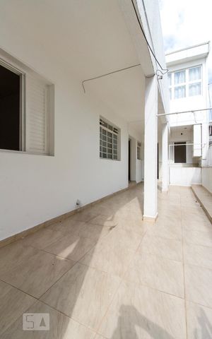 Casa para alugar com 100m², 2 quartos e sem vagaQuintal da Frente e Fachada 