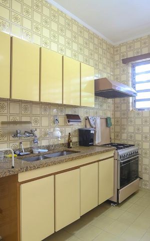 Casa à venda com 350m², 3 quartos e 4 vagas Casa à venda com 350m², 3 quartos e 4 vagasCozinha Armário