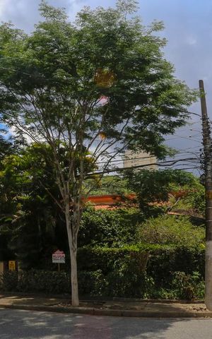 Casa à venda com 350m², 3 quartos e 4 vagas Casa à venda com 350m², 3 quartos e 4 vagasFachada