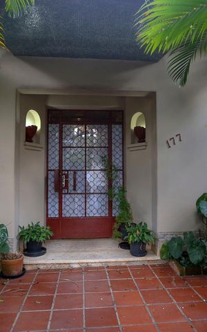 Casa à venda com 350m², 3 quartos e 4 vagas Casa à venda com 350m², 3 quartos e 4 vagasPorta de Entrada
