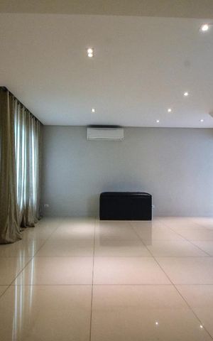Casa à venda com 250m², 3 quartos e 3 vagas Casa à venda com 250m², 3 quartos e 3 vagasSala