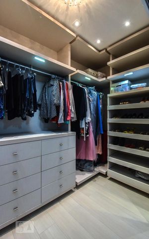Casa à venda com 250m², 3 quartos e 3 vagas Casa à venda com 250m², 3 quartos e 3 vagasCloset