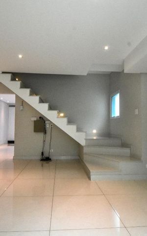 Casa à venda com 250m², 3 quartos e 3 vagas Casa à venda com 250m², 3 quartos e 3 vagasSala