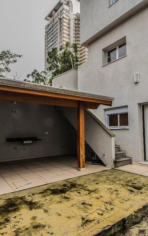 Casa à venda com 250m², 3 quartos e 3 vagas Casa à venda com 250m², 3 quartos e 3 vagasÁrea Externa