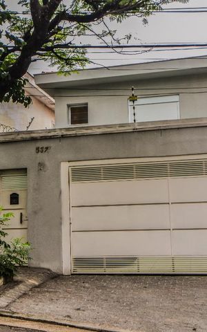 Casa à venda com 250m², 3 quartos e 3 vagas Casa à venda com 250m², 3 quartos e 3 vagasFachada