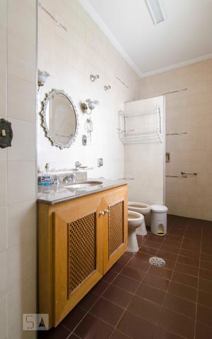 Casa para alugar com 450m², 3 quartos e 2 vagasBanheiro