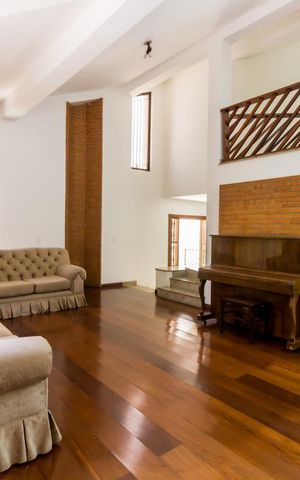 Casa à venda com 300m², 3 quartos e 5 vagas Casa à venda com 300m², 3 quartos e 5 vagasSala