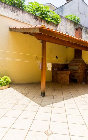 Casa à venda com 300m², 3 quartos e 5 vagas Casa à venda com 300m², 3 quartos e 5 vagasÁrea externa (fundos)