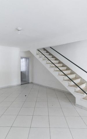 Casa à venda com 150m², 2 quartos e 1 vaga Casa à venda com 150m², 2 quartos e 1 vagaSala