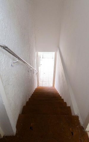 Casa à venda com 155m², 2 quartos e sem vagaEscada de acesso / corredor