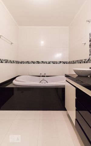 Casa à venda com 255m², 4 quartos e 2 vagas Casa à venda com 255m², 4 quartos e 2 vagasBanheiro da suíte 02