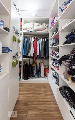 Apartamento à venda com 76m², 2 quartos e 2 vagas Apartamento à venda com 76m², 2 quartos e 2 vagasCloset da suíte