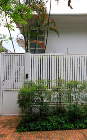 Casa à venda com 260m², 3 quartos e 3 vagasFachada