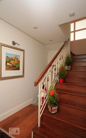 Casa à venda com 260m², 3 quartos e 3 vagasEscada