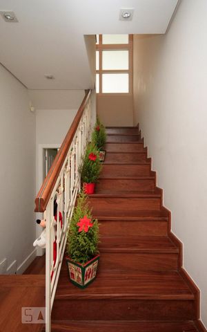 Casa à venda com 260m², 3 quartos e 3 vagasEscada