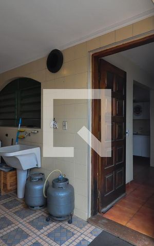 Casa à venda com 280m², 6 quartos e 3 vagas Casa à venda com 280m², 6 quartos e 3 vagasÁrea de Serviço da Casa 1
