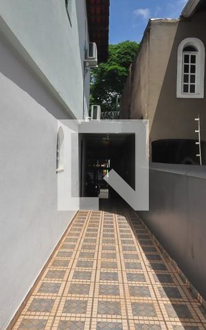 Casa à venda com 280m², 6 quartos e 3 vagas Casa à venda com 280m², 6 quartos e 3 vagasEntrada Lateral