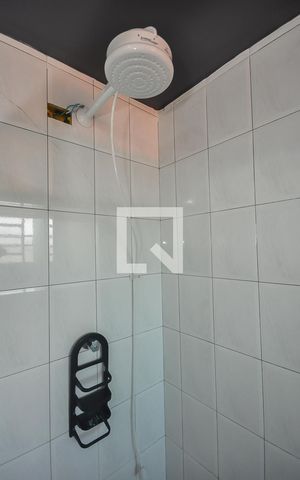 Casa à venda com 280m², 6 quartos e 3 vagas Casa à venda com 280m², 6 quartos e 3 vagasChuveiro 2 do Banheiro da Casa 2