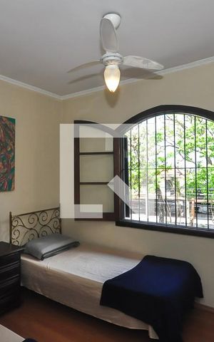 Casa à venda com 280m², 6 quartos e 3 vagas Casa à venda com 280m², 6 quartos e 3 vagasQuarto 2 da Casa 1