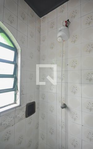Casa à venda com 280m², 6 quartos e 3 vagas Casa à venda com 280m², 6 quartos e 3 vagasChuveiro do Banheiro da Casa 1