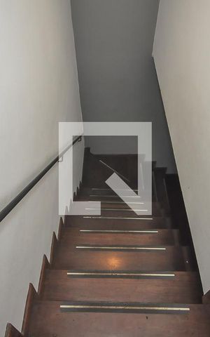 Casa à venda com 280m², 6 quartos e 3 vagas Casa à venda com 280m², 6 quartos e 3 vagasEscada da Casa 1