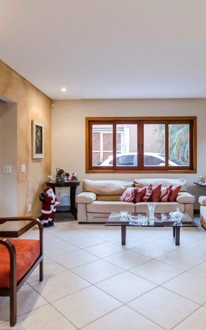 Casa à venda com 200m², 3 quartos e 2 vagasSala